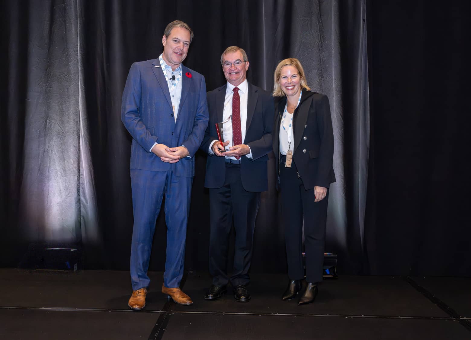 Une photo de Doug Eland recevant le prix 2025 du CAC pour l'ensemble de sa carrière