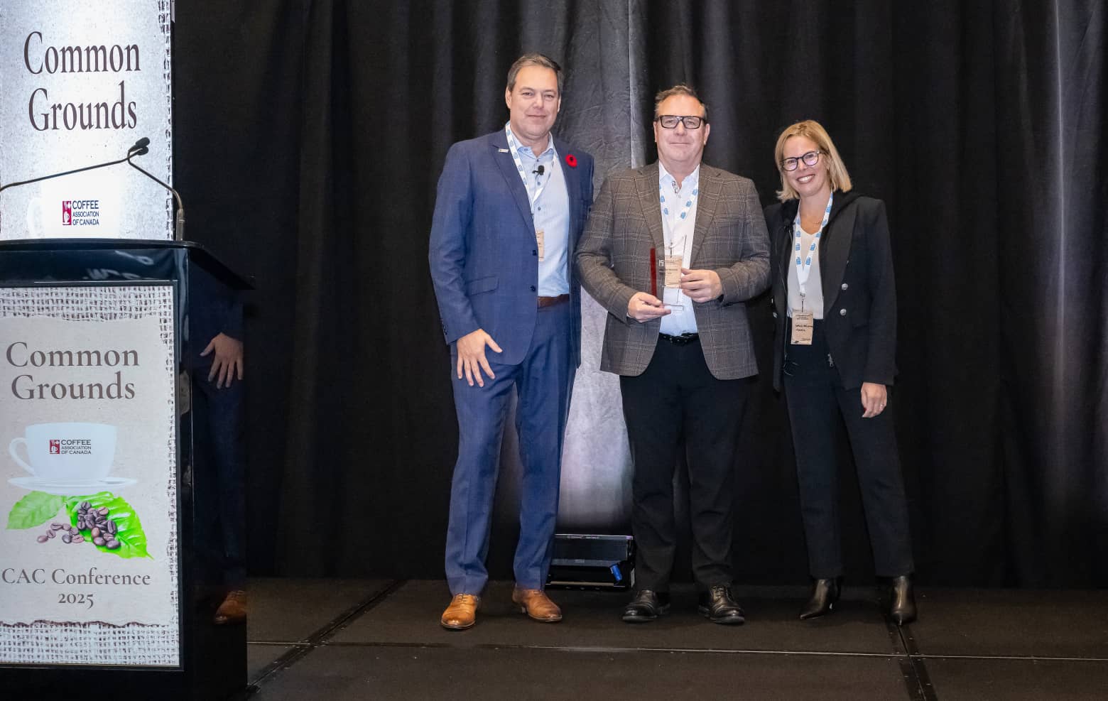Photo de Dave Ovenell recevant le prix du bénévole de l'année